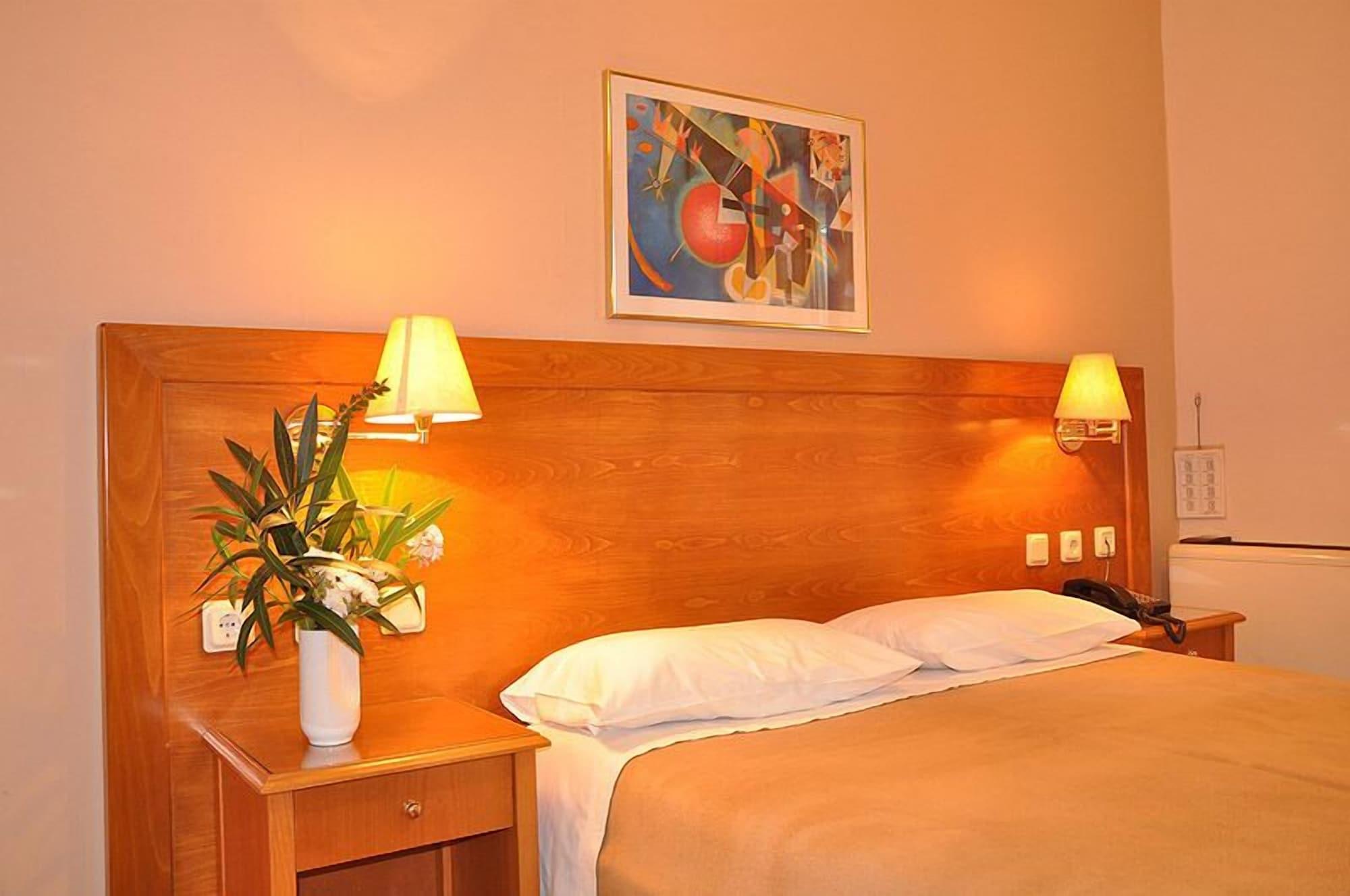 Bretagne Hotel 2*